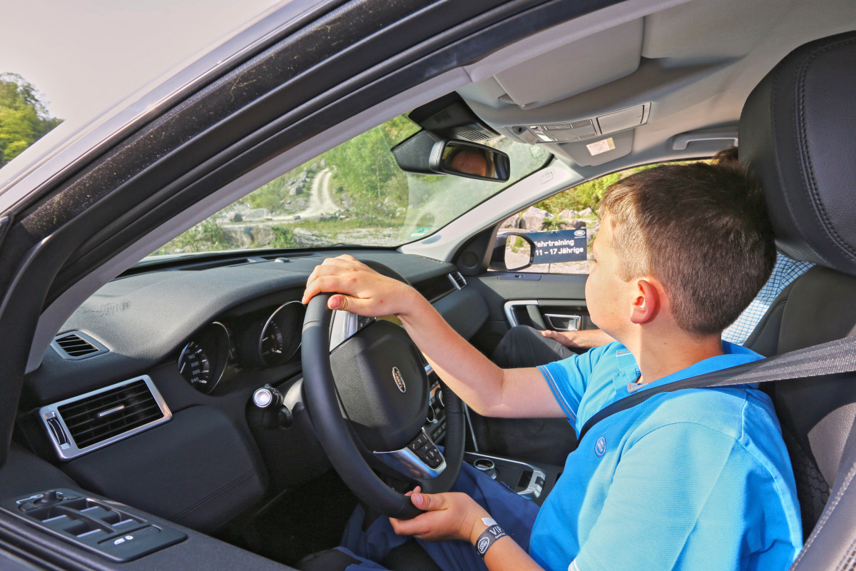 FAHRTRAINING FÜR 11- bis 17-JÄHRIGE