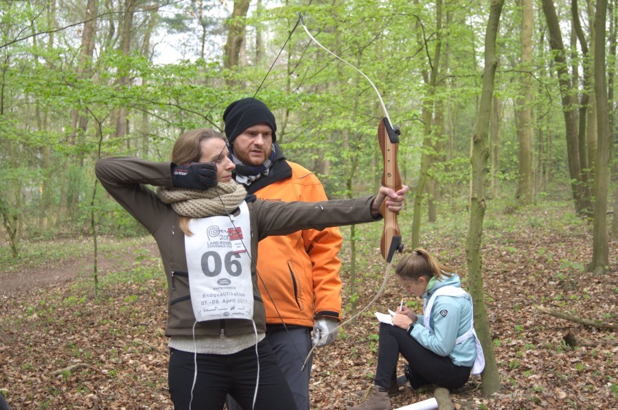 Zielsicher trifft Steffi das Bulls Eye beim Bogenschießen