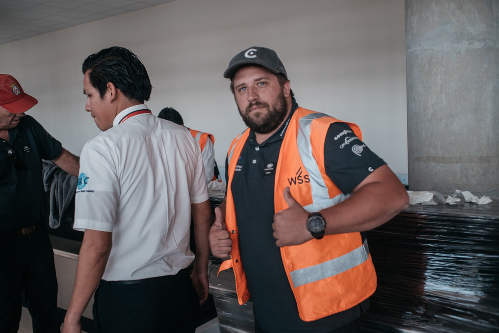 Zusammen mit dieser Weste wurde unser Marv plötzlich Lead Instructor der Boden-Crew und packte mit an! :D
