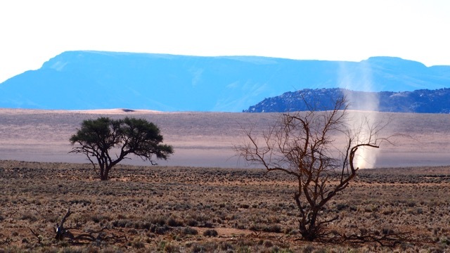 Kleine Windhose, Namib Wüste Namibia ©Foto Sabine Lueder